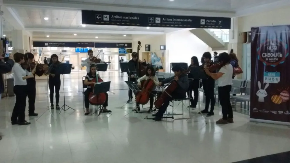 La orquesta juvenil recibió a los turistas en el marco de la Fiesta Nacional del Chocolate.