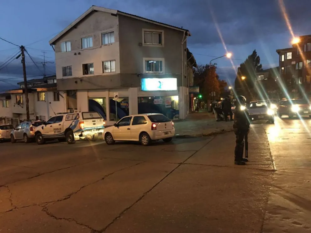 El policía no sufrió lesiones de consideración. 