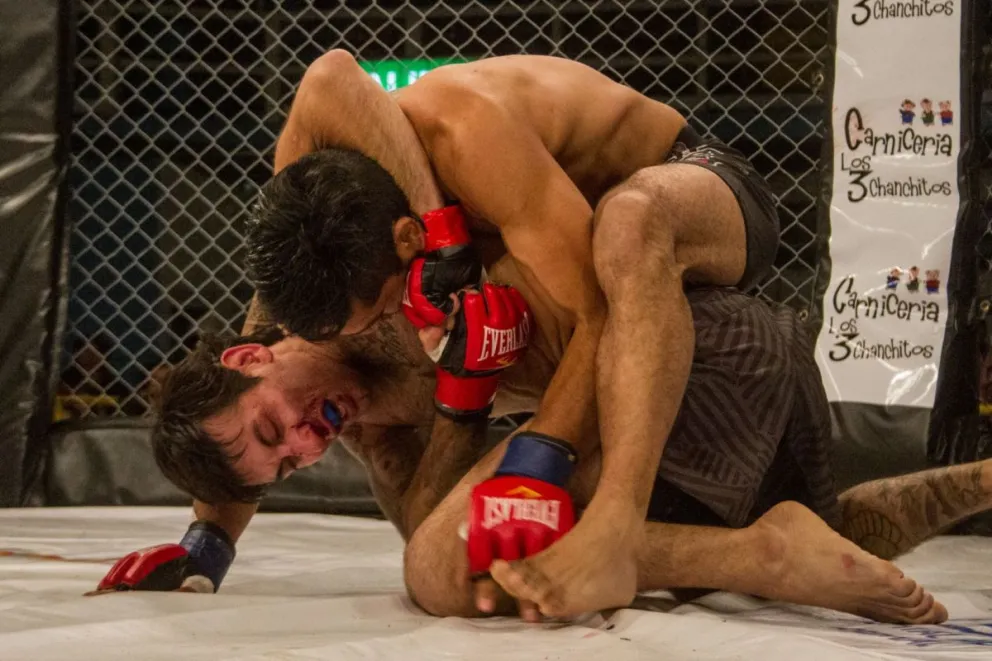 Víctor Chueri y "El Terrible" Sepúlveda protagonizaron la pelea de fondo. 