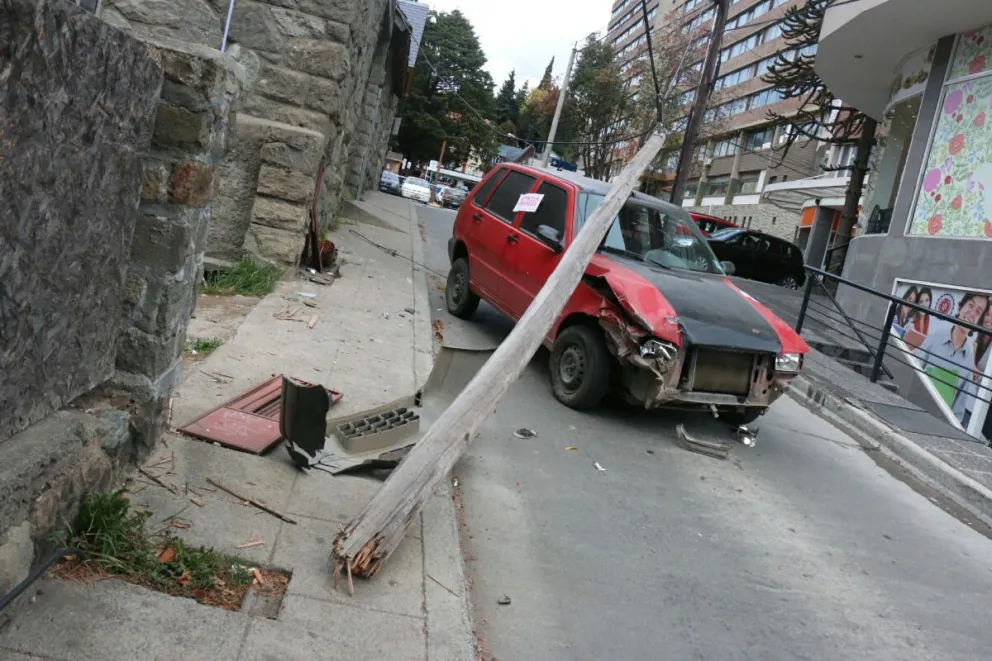 El poste quedó sobre el auto. 