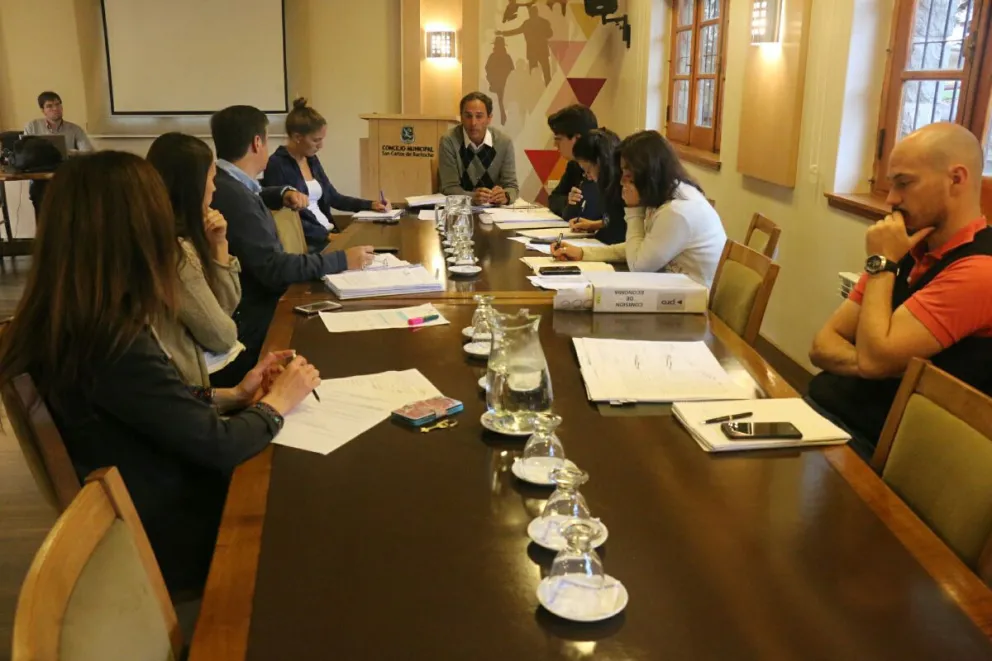 Durante la reunión se plantearon las diferentes posturas sobre el tema.