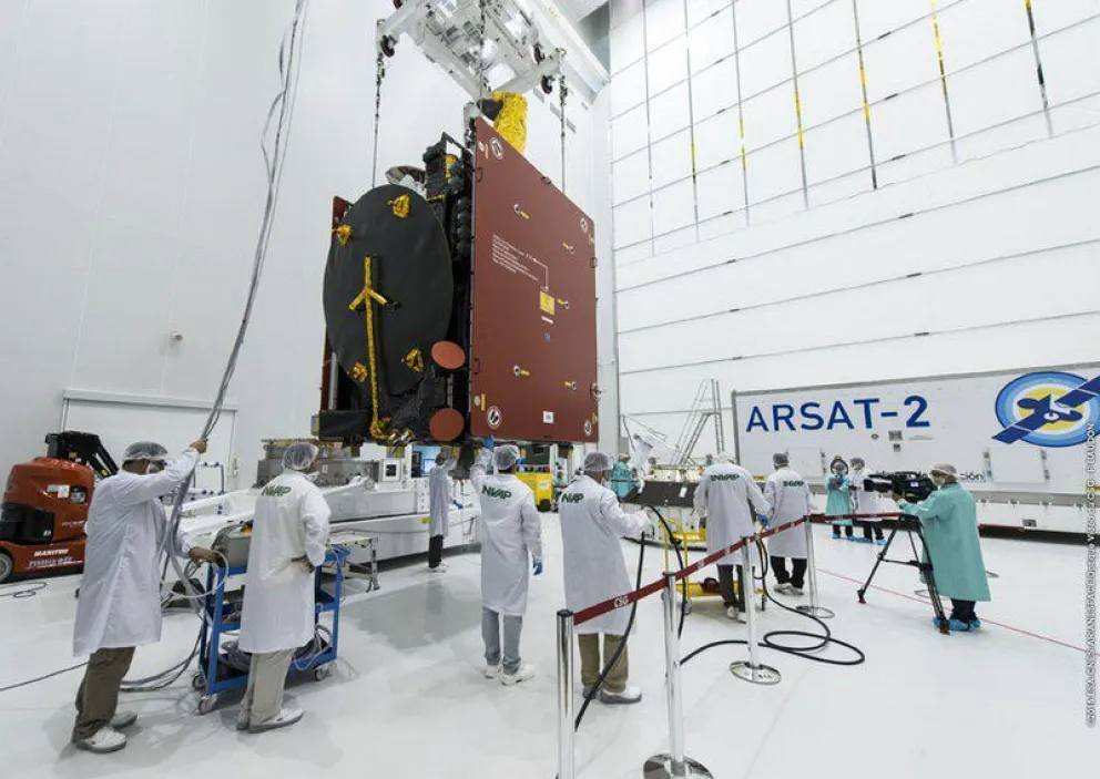 Embalaje del Arsat-2 para su envío a Guayana Francesa.