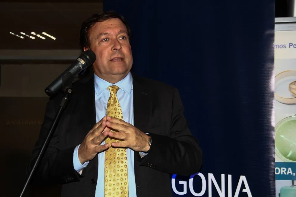 El gobernador llegó a Bariloche para la inauguración de una nueva sede del Banco Patagonia.