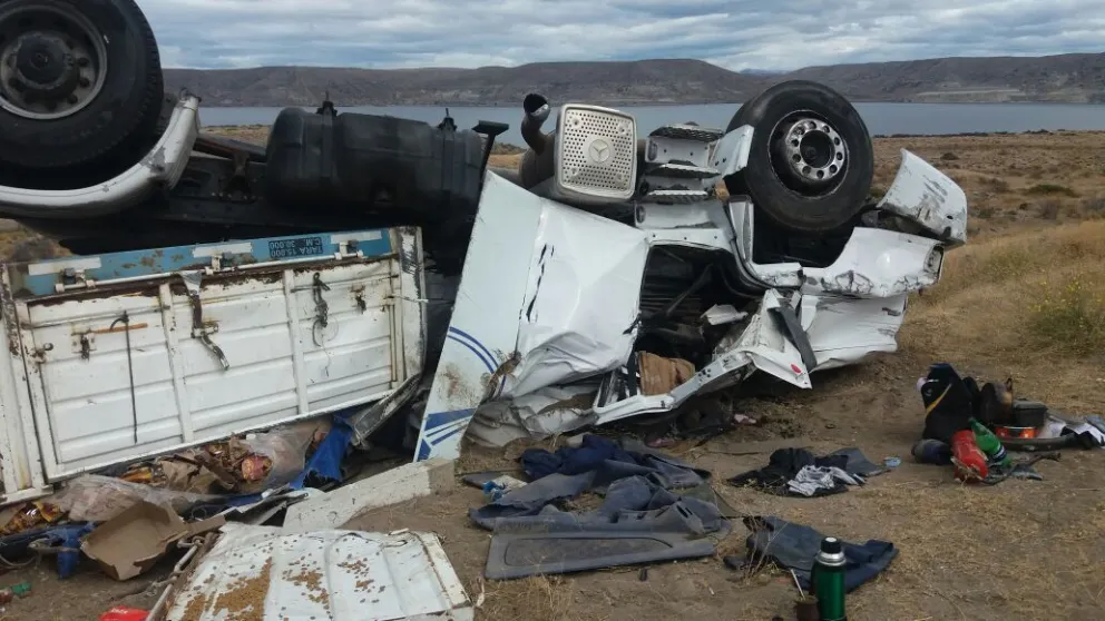 Notifoto: mirá cómo quedó un camión tras volcar en la ruta