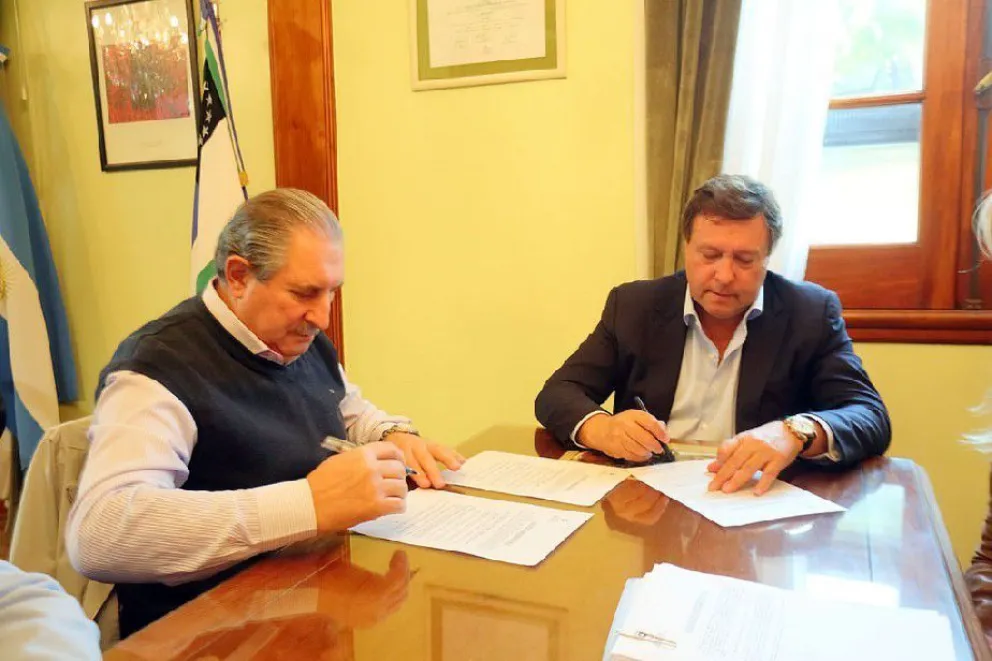 El acuerdo fue firmado por el gobernador Alberto Weretilneck y el secretario general de UPCN, Juan Carlos Scalesi.