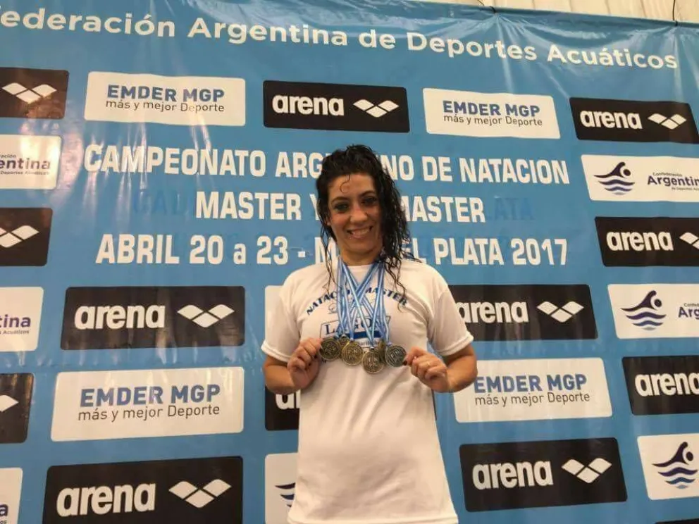 La alegría por otra brillante actuación. Roxana fue puro oro en Mar del Plata.