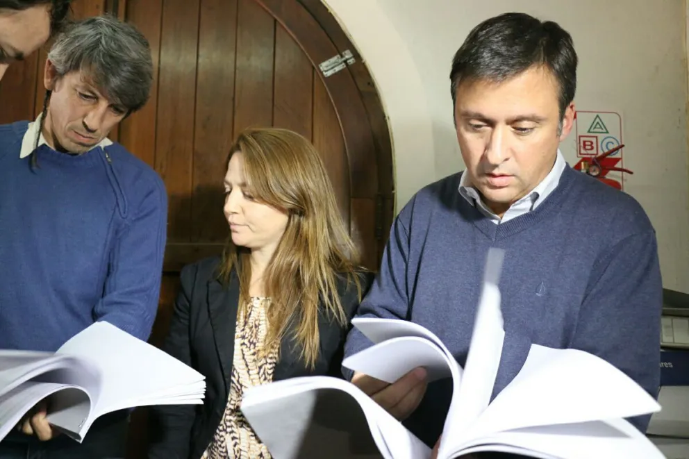 Chiocconi, Marks y Natapof se presentaron este miércoles en el Contralor con la denuncia en mano. 