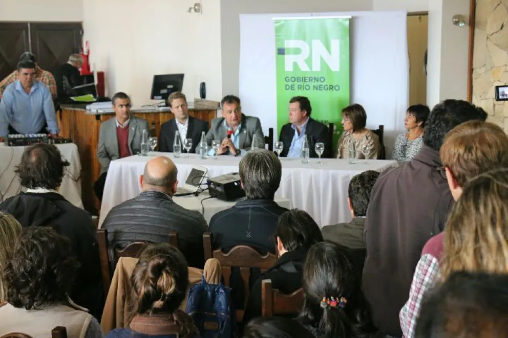 El gobernador hizo entrega del decreto durante su visita a Bariloche.