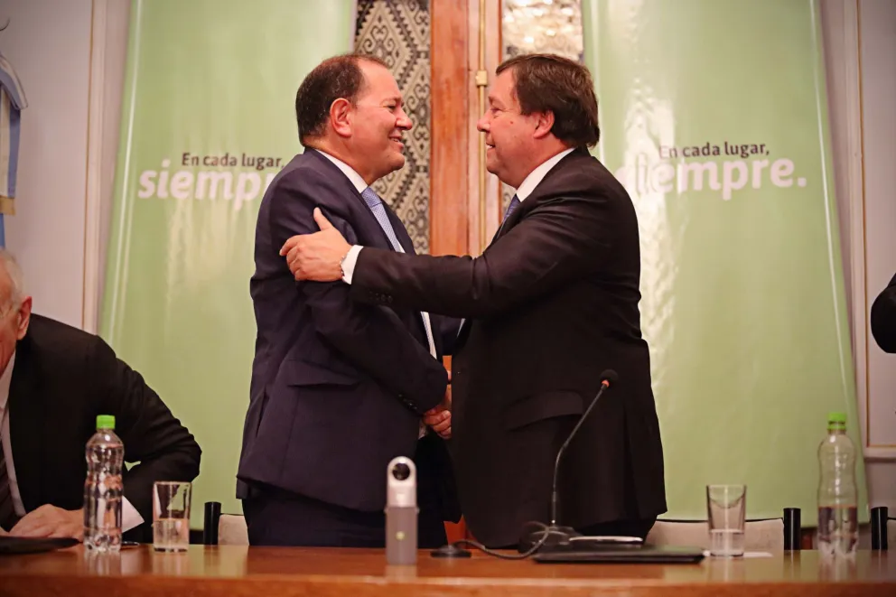 El gobernador y el presidente de la entidad bancaria rubricaron el nuevo contrato.