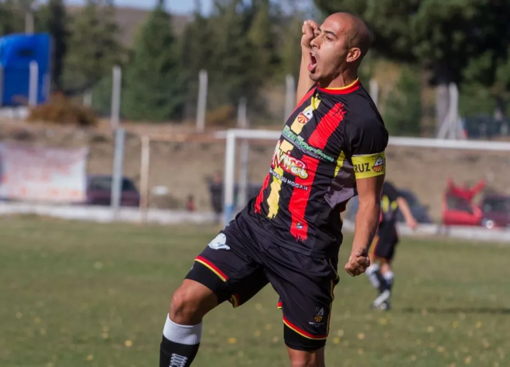 A festejarlo con todo. Gustavo Ramírez le dio el triunfo al "Cruzado".