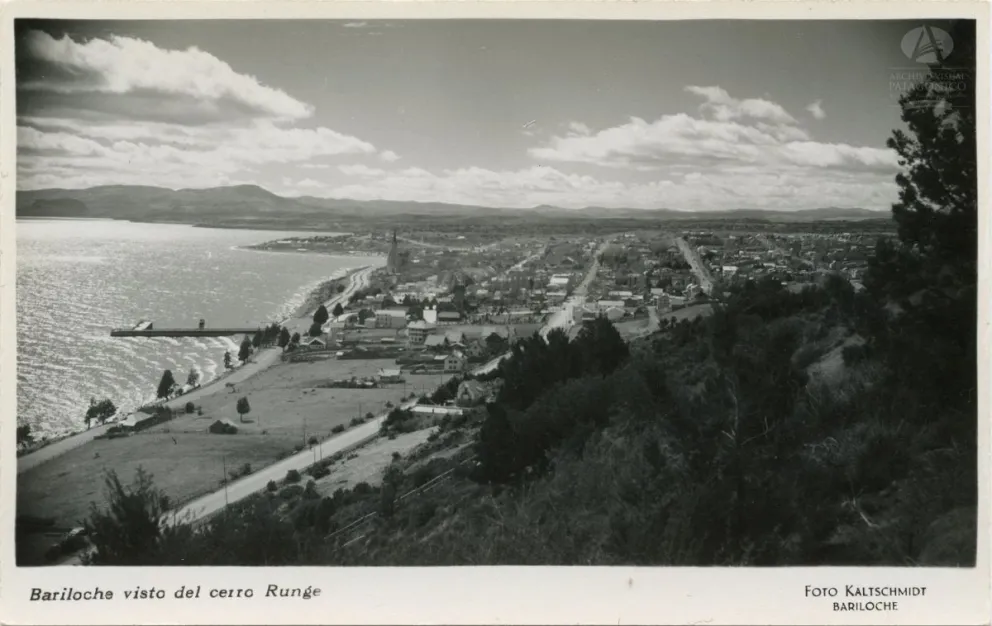 Vista de Bariloche y Lago Nahuel Huapi desde el Cerro Runge, Foto Godofredo Kaltschmidt, Año 1947 (Colección Albicker en Archivo Visual Patagónico). 