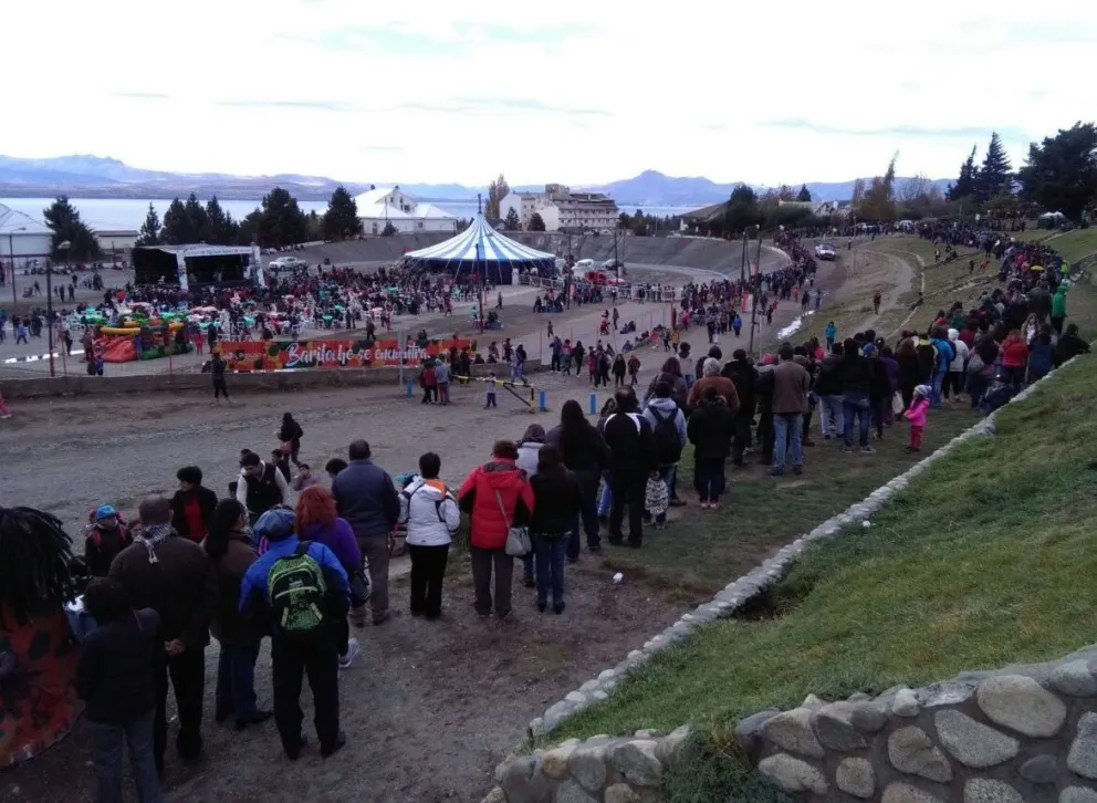 Más de 20 mil personas hicieron fila para poder probar el guiso.
