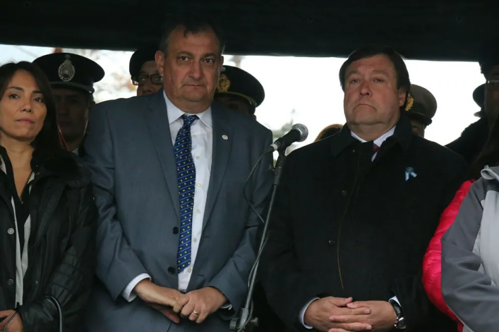 El gobernador junto al intendente en el palco oficial.