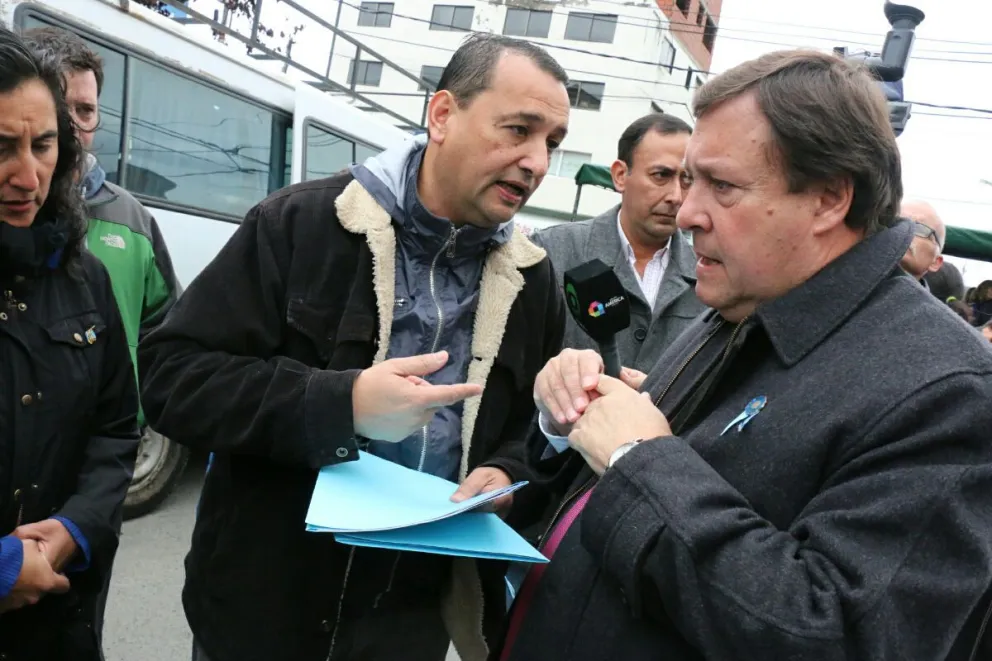 El secretario general de CTA Río Negro le entregó un petitorio al gobernador.