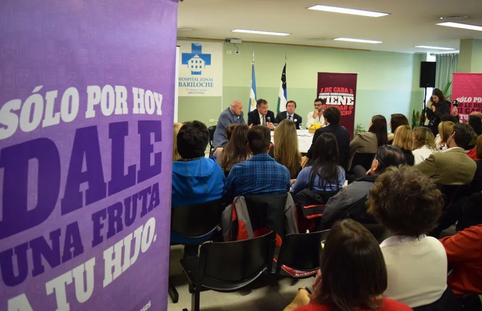 Estuvieron presentes el gobernador Weretilnek; el intendente Gennuso y el ministro de Salud de la provincia Zgaib.