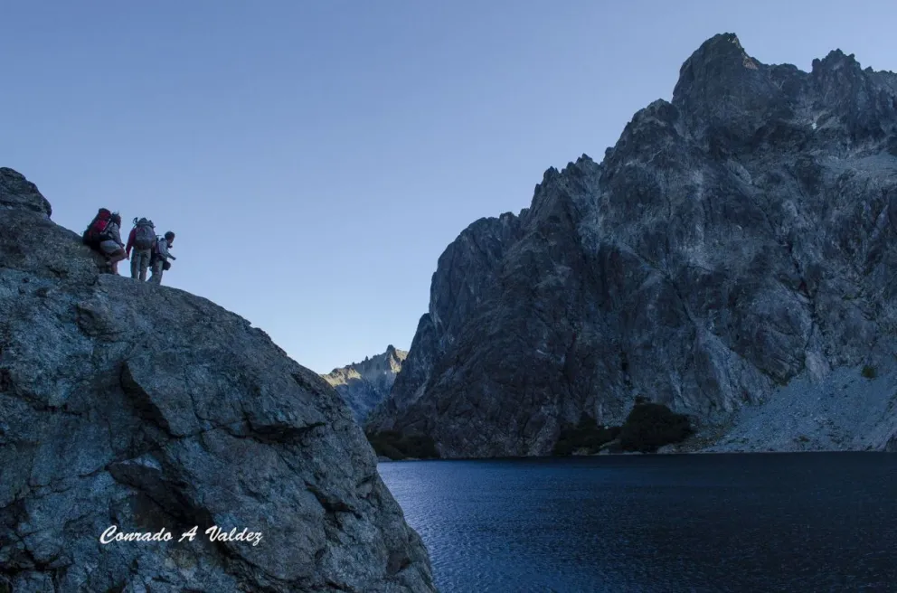 El camino desde el refugio López a Laguna Negra implica sumergirse en un mundo repleto de bellezas. 