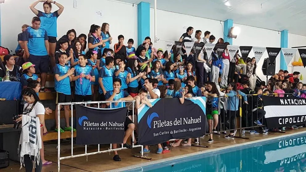 A festejar. Piletas se lució en casa y es campeón.