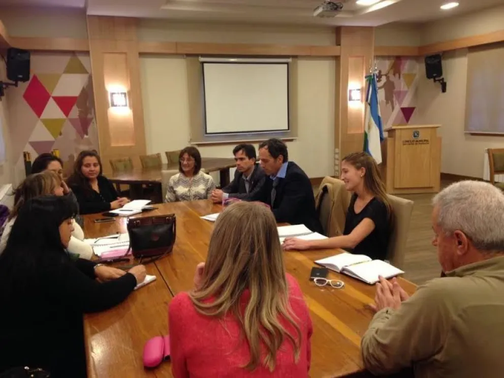 La ministra de Educación de Río Negro, Mónica Silva, concurrió a una reunión extraordinaria de  la Mesa 6 de Septiembre.