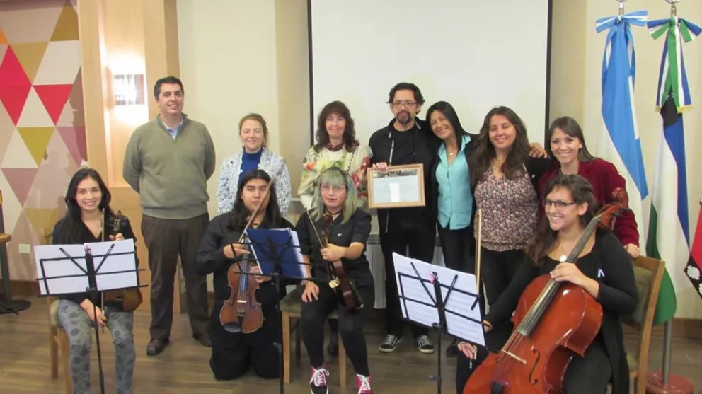 Emocionante reconocimiento al director de la Orquesta del Bicentenario