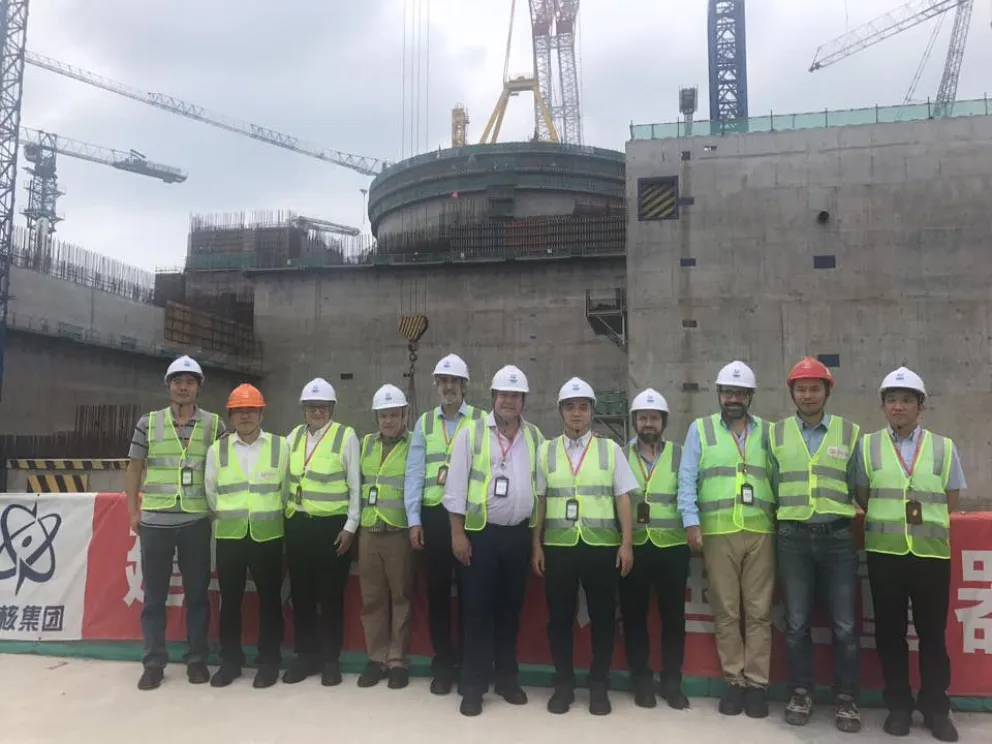 El gobernador visitando una planta nuclear en China.