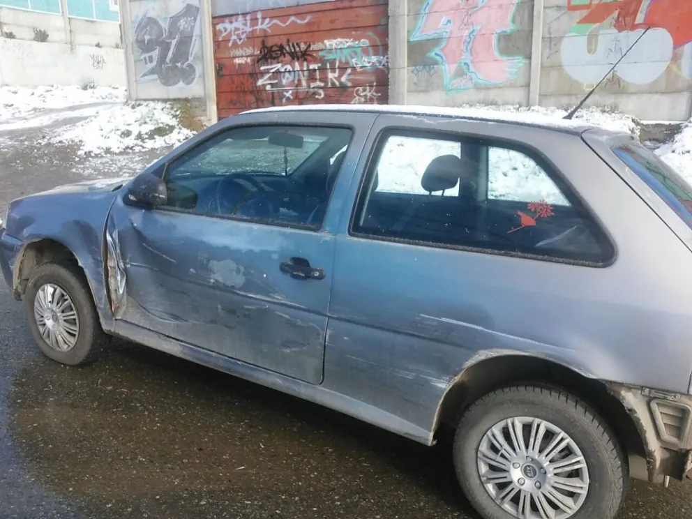 Uno de los autos dañados por el choque.