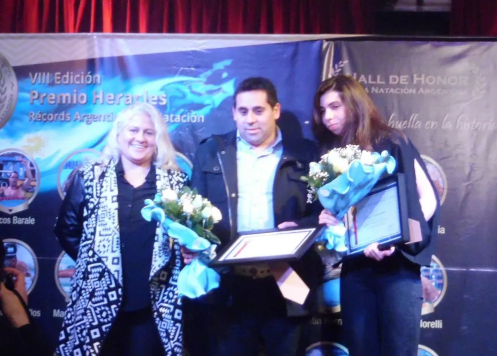 Anna Huusmann, junto a su entrenador Maximiliano Ceballez, recibiendo el reconocimiento.