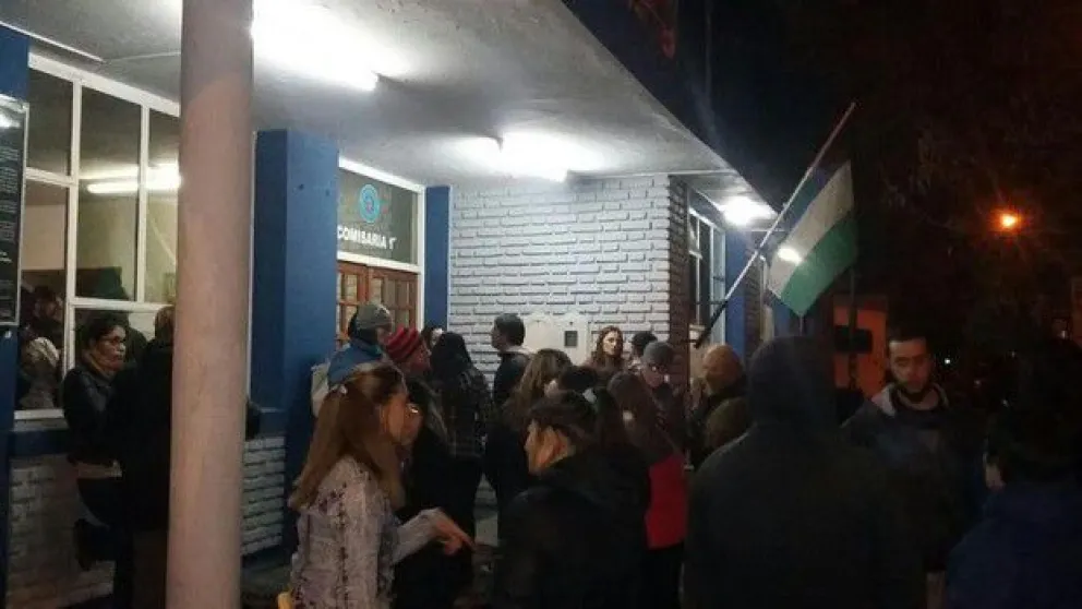 Varios dirigentes se acercaron a la Comisaría Primera, de Viedma.