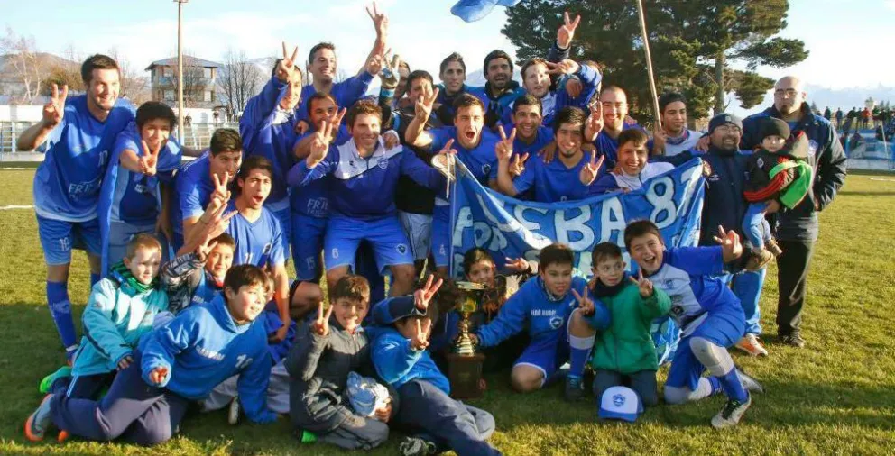 Dina Huapi y su gran festejo. Otra vez campeón.