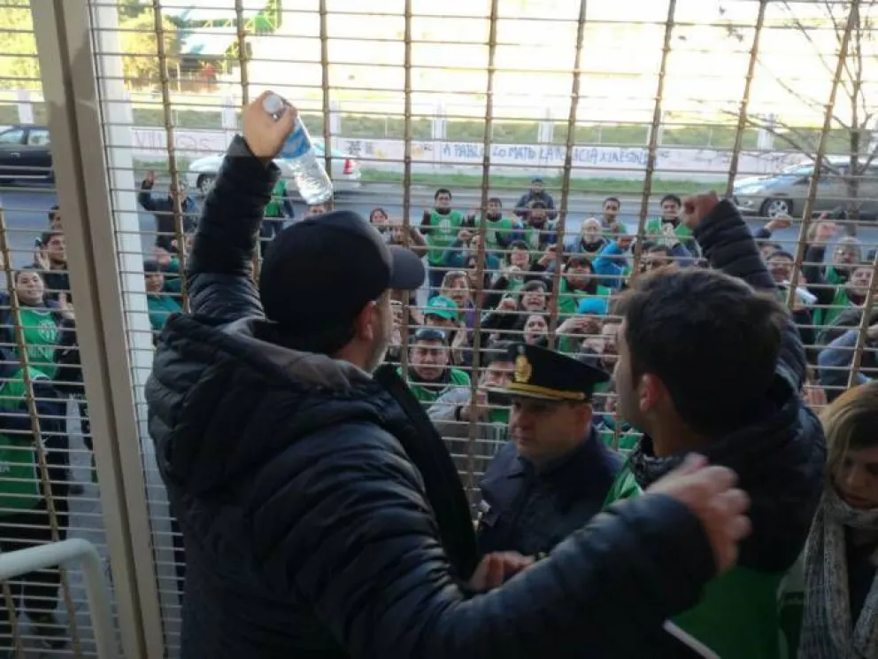 Aguiar llegó a tribunales con su hijo, quien rompió en llanto en la conferencia de prensa.