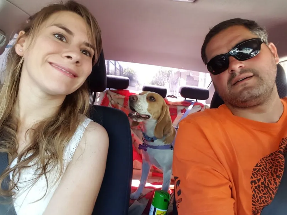 Martín, con Carla y su pequeño perrito. 