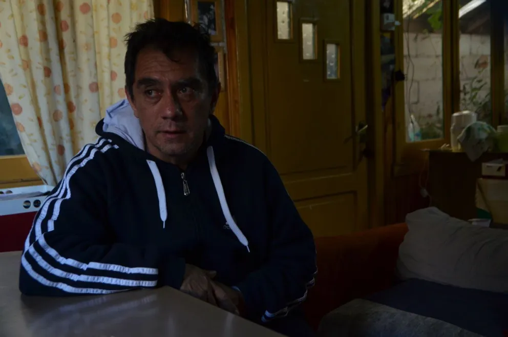 Oscar Sánchez tiene 54 años y es Bombero hace 17.