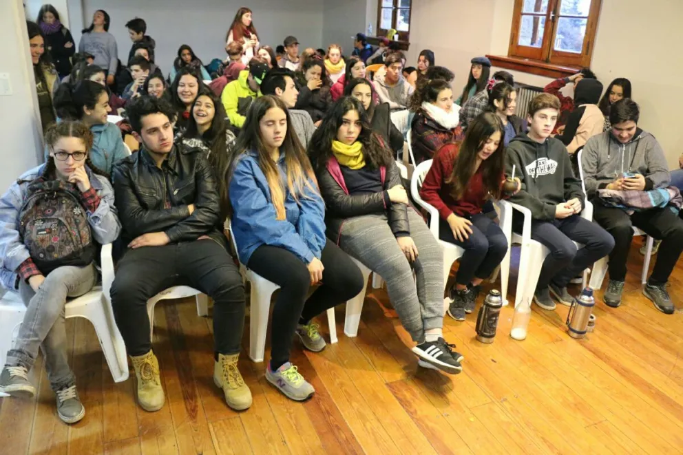 Los jóvenes ocupan desde el miércoles la sala de prensa. 