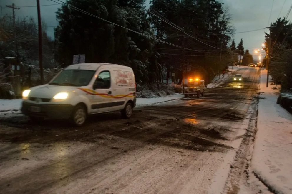Cayó una leve nevada y hubo varios accidentes