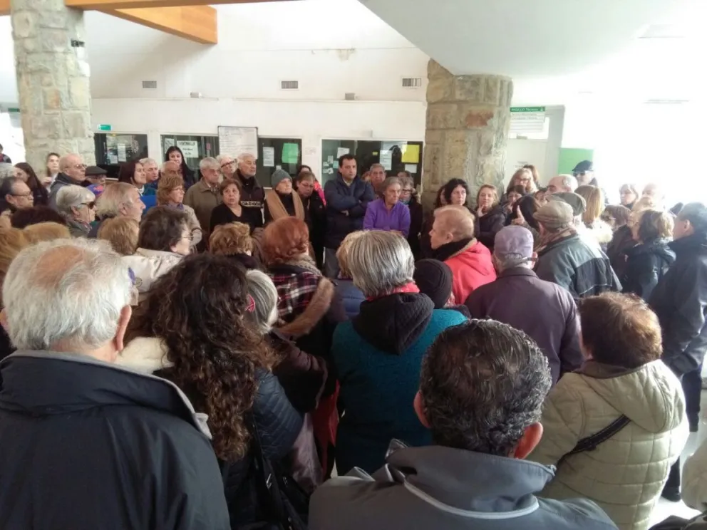 Los jubilados se concentraron en el hall del Hospital Ramón Carrillo.