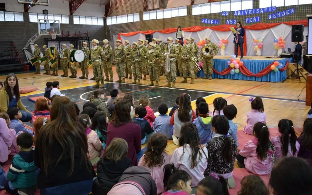La Banda de la Escuela Militar de Montaña acompañó el ingreso de las banderas de ceremonias y las estrofas del Himno Nacional. 