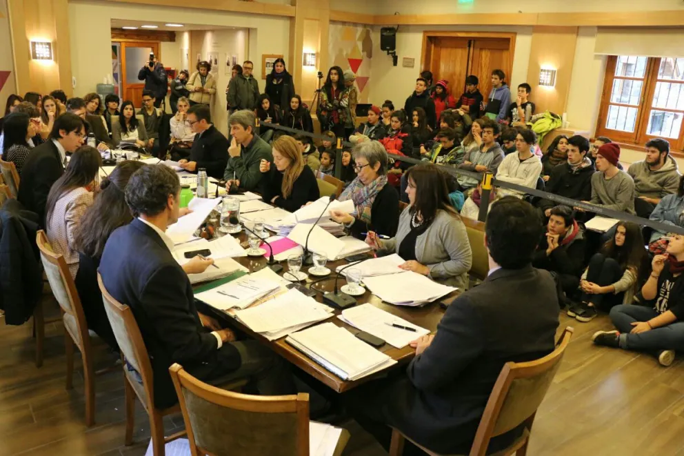 Representantes estudiantiles se hicieron presentes en el recinto.