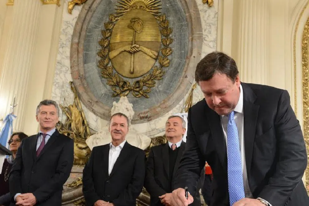 El gobernador de Río Negro firmando el Acuerdo Federal Minero.