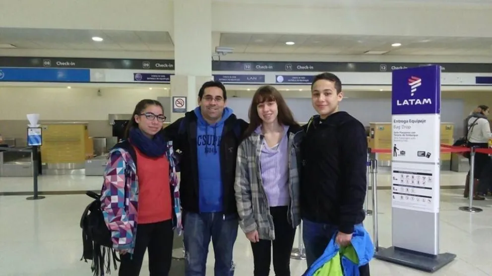 El entrenador Maxi Ceballez junto a Nuria, Bautista y Agustina. Gran tarea en Mar del Plata.
