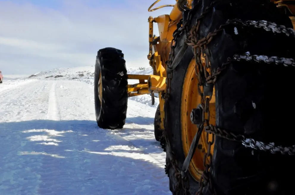 Continúa interrumpido el tránsito en algunas rutas por hielo en la calzada