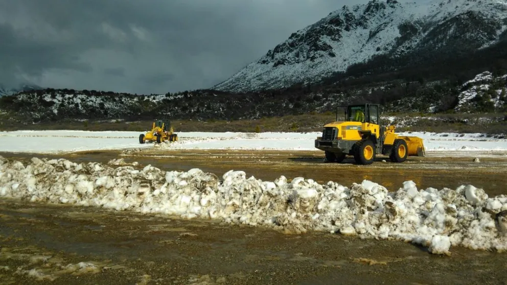 Intensifican las tareas de limpieza y despejan los caminos de acceso al Cerro Catedral
