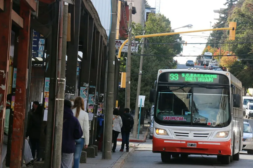 La línea de transporte que une Bariloche y Dina Huapi mantendrá su recorrido