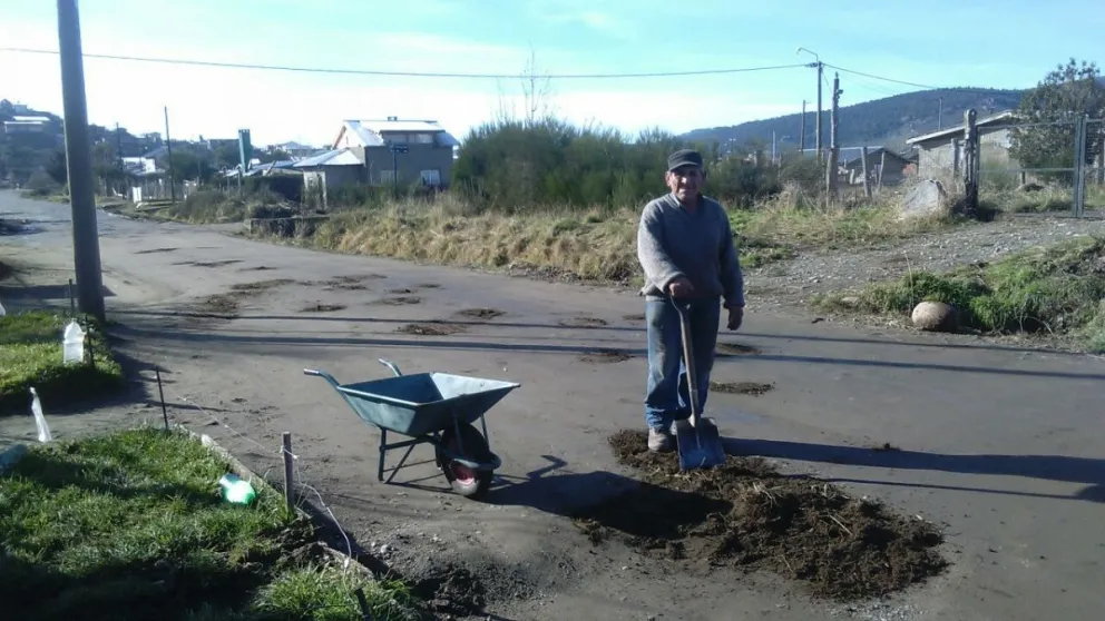 Notifoto: se cansó de los pozos y salió con su carretilla a taparlos