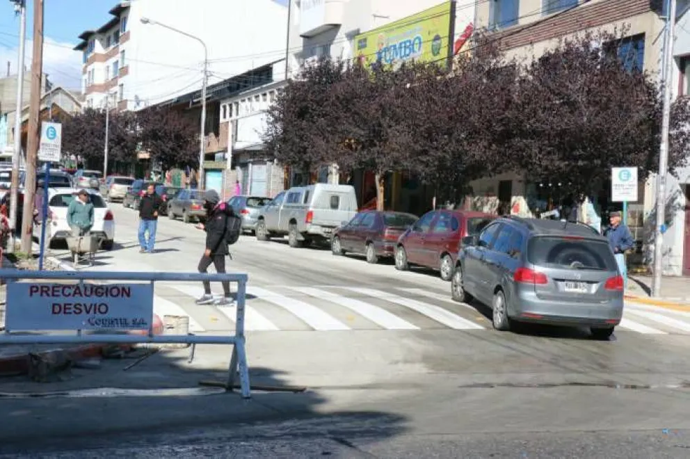 En la imagen del 4/4, cuando se abrió al tránsito se pueden ver ya colocados los carteles.