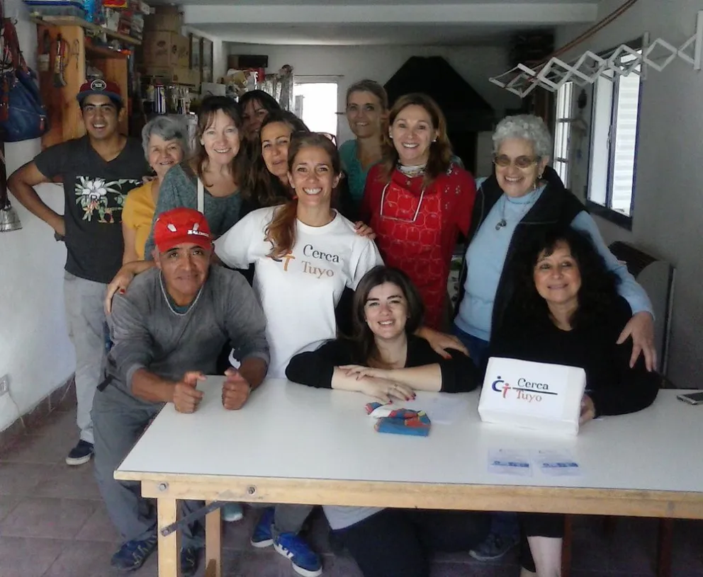 Oscar Epullán con el grupo de la Fundación Cerca Tuyo.
