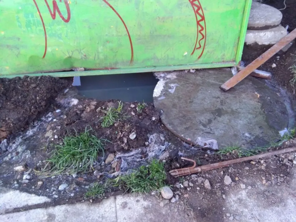 Video: brotan líquidos cloacales en la vereda del Hospital