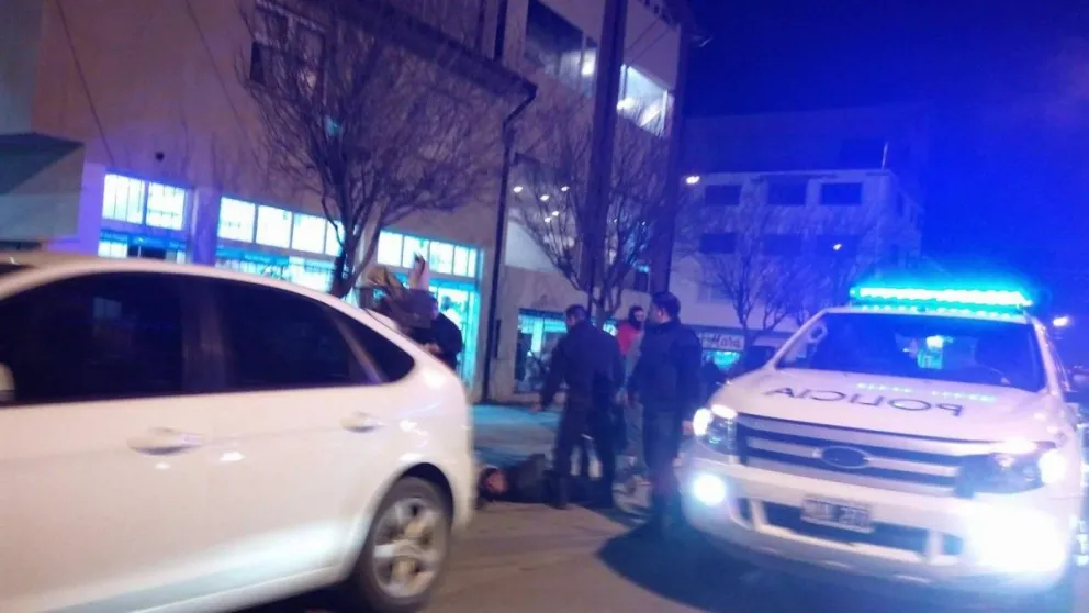 Los efectivos policiales llegaron al lugar y detuvieron al sujeto. 