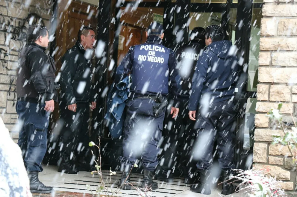 Acusado por el crimen de un fletero amenazó a su defensora e hirió a policías