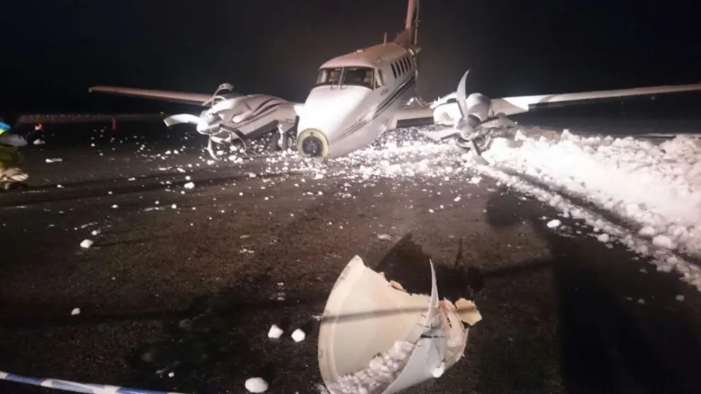 Aterrizaje y despiste de un avión privado en el aeropuerto