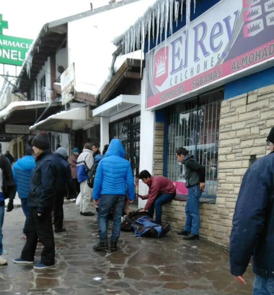 Una mujer cayó por el hielo y tuvo que asistirla una ambulancia