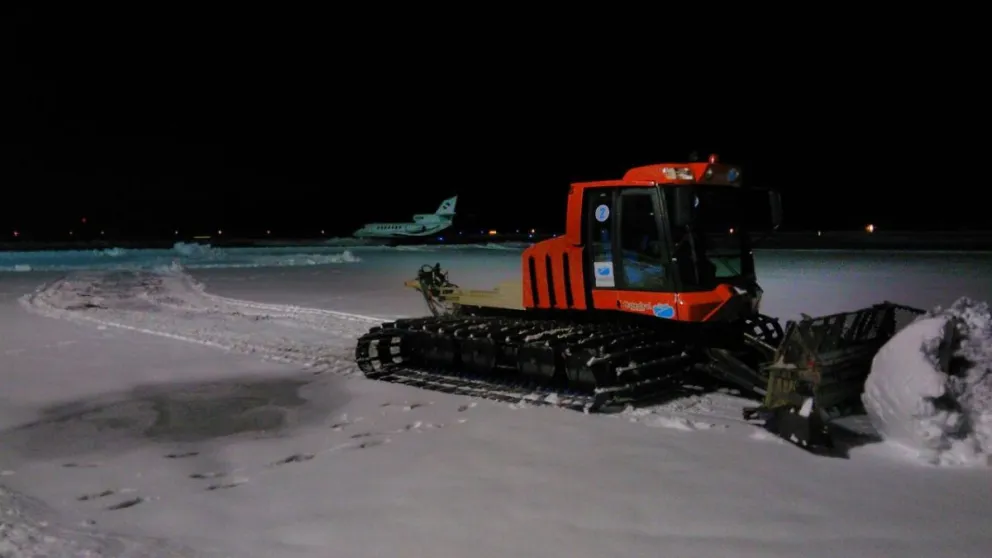 Con máquinas del cerro Catedral sacan la nieve del aeropuerto
